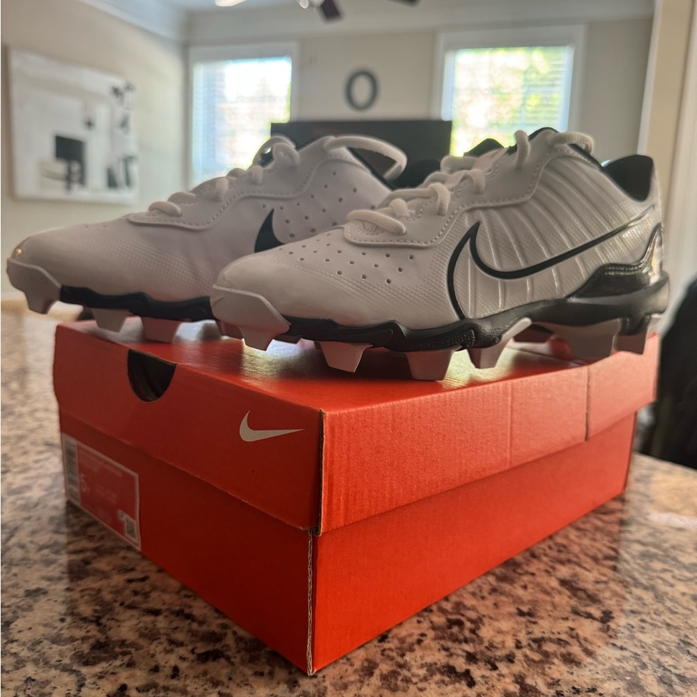 Nike White and Black Baseball Cleats Grade School Size 5